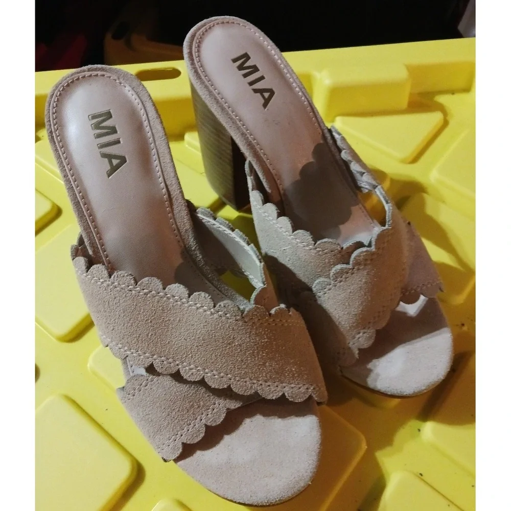 Mia Roslyn Tan Suede‎ Scalloped Criss Cross Slip On Block Heel Sandals, Size 8 - Picture 2 of 6